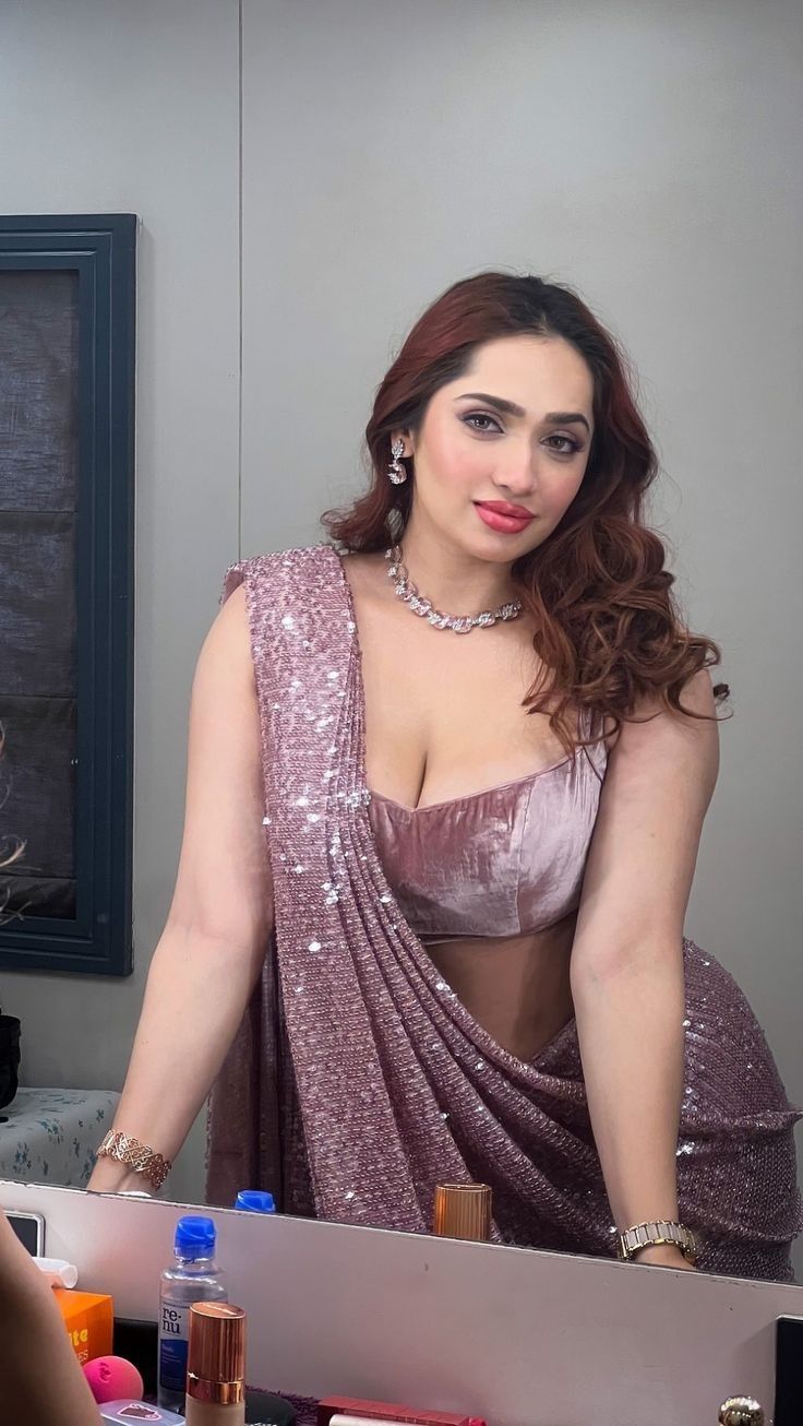 স্বামী জানে না · আমি তার বন্ধুদের প্রলোভিত করি